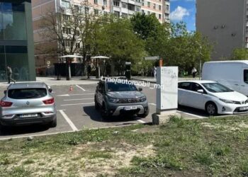 Momentul în care o copilă a fost la un pas de a fi spulberată de un Duster pe o trecere de pietoni