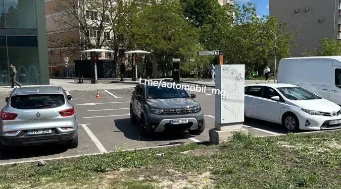 Momentul în care o copilă a fost la un pas de a fi spulberată de un Duster pe o trecere de pietoni