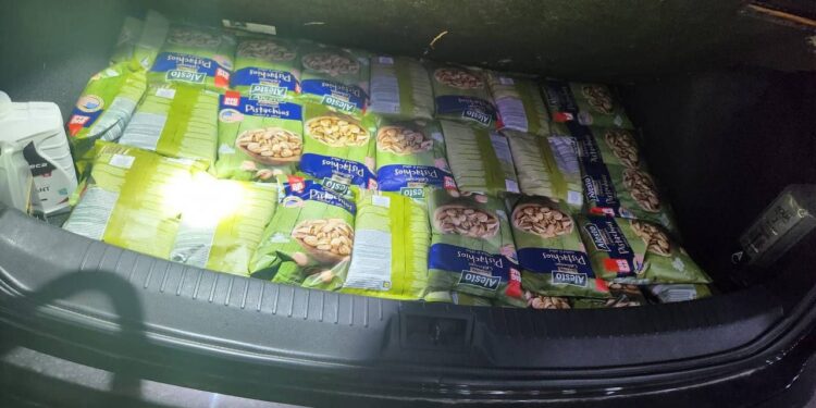 Lot de fistic ascuns, reținut la intrarea în Moldova