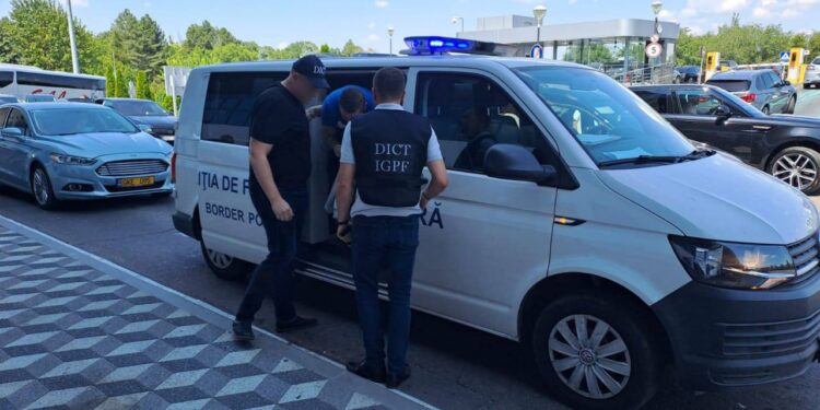 Un ucrainean căutat prin INTERPOL, extrădat din Moldova în Cehia