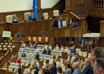 Cei cinci noi judecători ai Curții Constituționale au depus jurământul în Parlament – scandări vs. aplauze