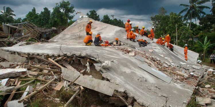 Десятки человек пострадали при землетрясении в Индонезии магнитудой 6,0