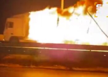 Объятый пламенем грузовик проехал 8 километров по дороге в Турции