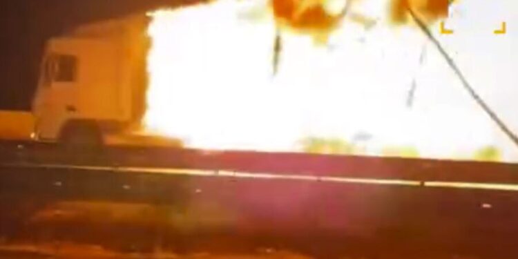 Объятый пламенем грузовик проехал 8 километров по дороге в Турции