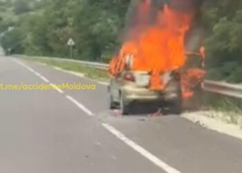 Momente groaznice pentru un şofer. Automobilul sǎu a fost cuprins de flǎcǎri