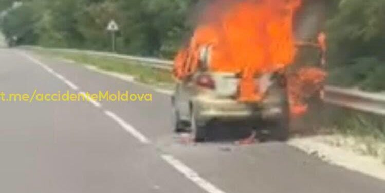 Momente groaznice pentru un şofer. Automobilul sǎu a fost cuprins de flǎcǎri