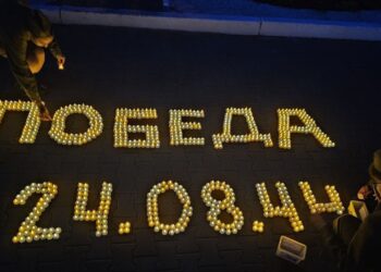 Tinerii Blocului „Victorie” au aprins lumânări în memoria eroilor care au eliberat Moldova de sub ocupația fascistă