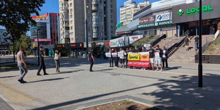 Tinerii activiști ai blocului „Victorie”, reținuți după protestul pașnic împotriva vizitei liderilor europeni