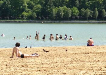 Горы мусора на пляжах Кишинева: с начала лета вывезено более 100 контейнеров