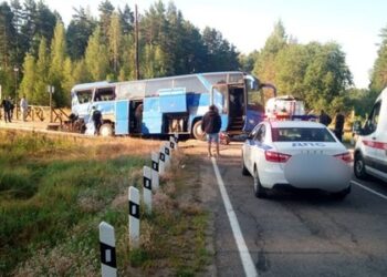 В Ленинградской области поезд столкнулся с автобусом: один погибший и 11 раненых