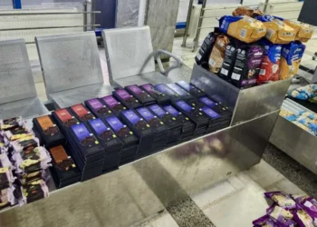 Doi moldoveni au fost prinși la vamă cu dulciuri și cafea în cantități comerciale. Ce riscă