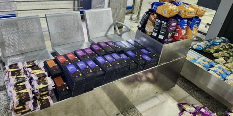 Doi moldoveni au fost prinși la vamă cu dulciuri și cafea în cantități comerciale. Ce riscă