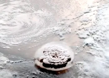 Un vulcan submarin va erupe în curând, spun seismologii