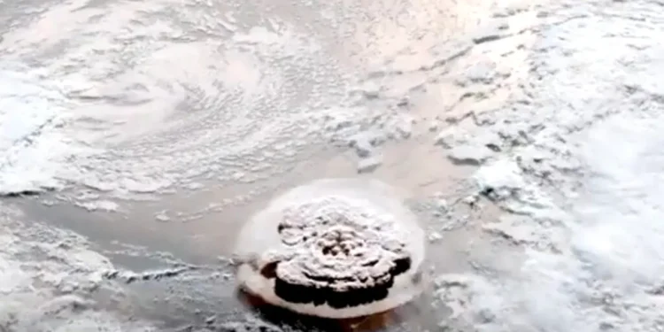 Un vulcan submarin va erupe în curând, spun seismologii