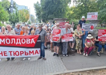 Молдаване властям в День Независимости: «Снимите корону и спуститесь на землю»