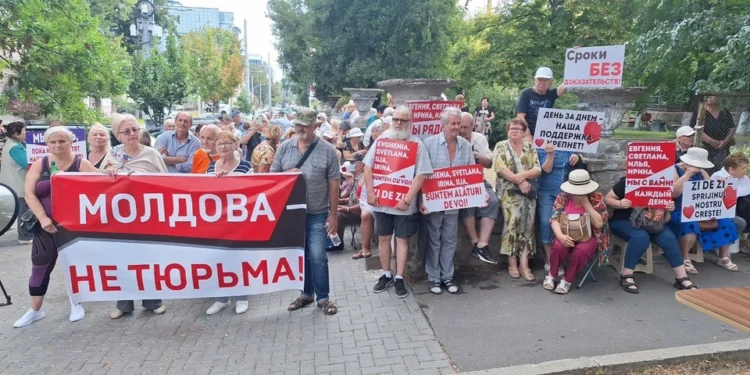 Молдаване властям в День Независимости: «Снимите корону и спуститесь на землю»