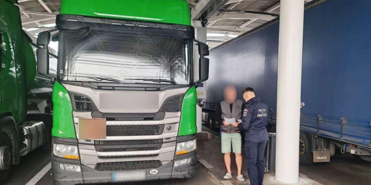 Permis de conducere fals, descoperit la un șofer moldovean în România