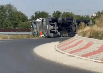 Цистерна с 19 тоннами метана опрокинулась на кольцевой развязке в Румынии. Водитель — из Молдовы