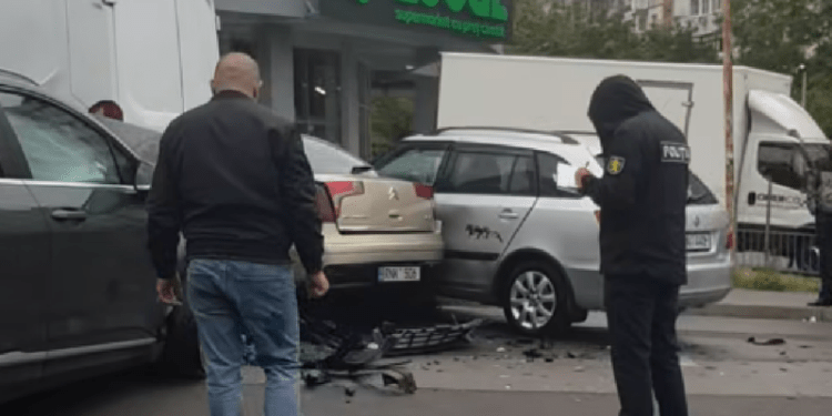 Серьезная авария в столице: Сразу несколько автомобилей пострадали, один человек попал в больницу