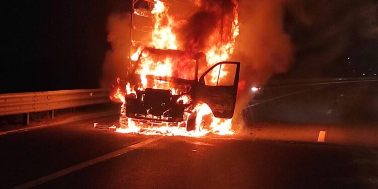 На трассе Кагул–Тараклия загорелся грузовик с зерном