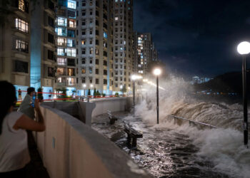 Тайвань накрыл супертайфун «Рагаcа»: десяток погибших и более сотни пропавших