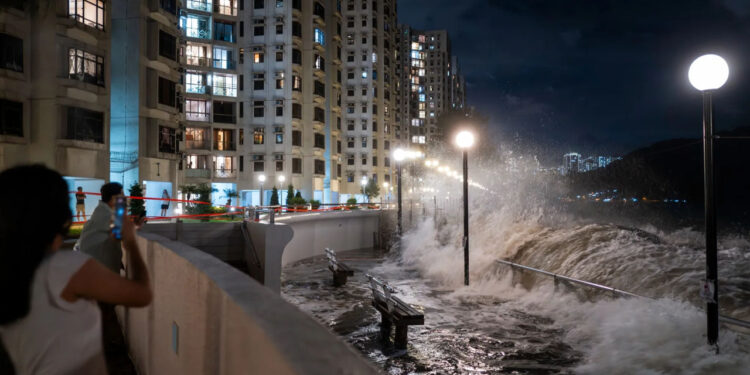 Тайвань накрыл супертайфун «Рагаcа»: десяток погибших и более сотни пропавших