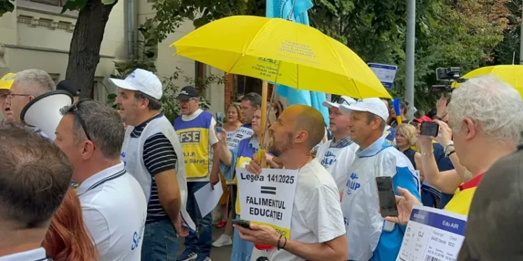 Вместо уроков протесты: Румынские учителя объявляют забастовки