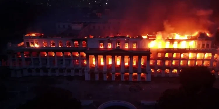 Протесты в Непале: дворец правительства и особняк премьер-министра сгорели дотла