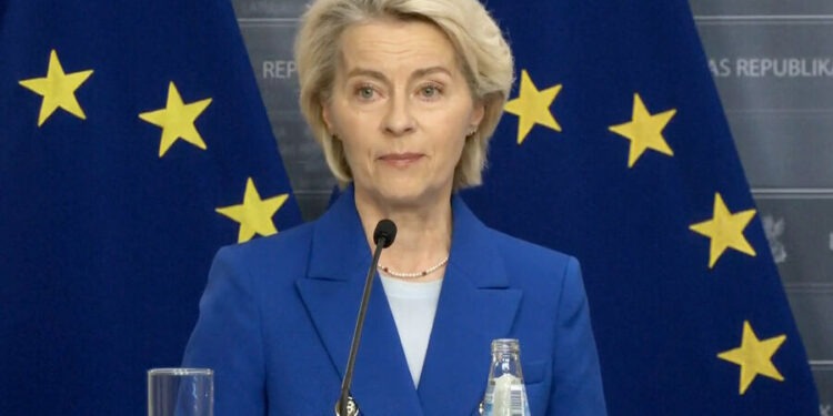 В Европарламенте приготовились вынести вотум недоверия главе ЕК