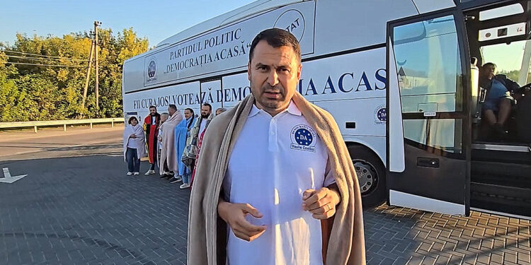 Предвыборный скандал на севере страны: Автобус «Демократии дома» задерживался полицией по пути следования несколько раз