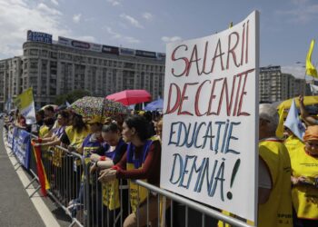 Вместо учебных занятий — протесты. В Румынии бастуют учителя