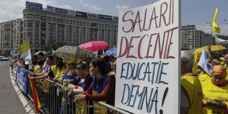 Вместо учебных занятий — протесты. В Румынии бастуют учителя