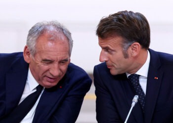 Доверие к Макрону продолжает падать. Правительство Франции ушло в отставку