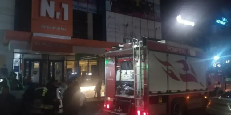 Пожар в подвале магазина на бульваре Мирча чел Бэтрын в Кишиневе. Огонь уничтожил два холодильника