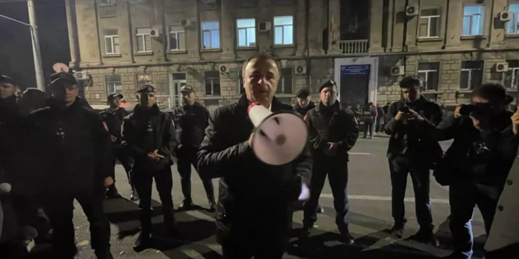 Ночные протесты у МИД и ЦИК: Оппозиция обвиняет власти в фальсификациях