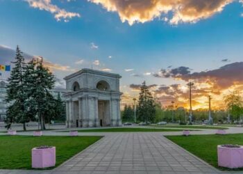 Солнце и лёгкие облака: сентябрьское тепло не сдаёт позиций