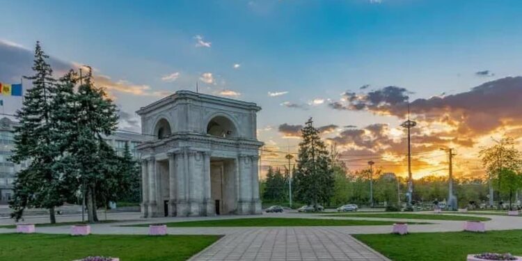 Солнце и лёгкие облака: сентябрьское тепло не сдаёт позиций