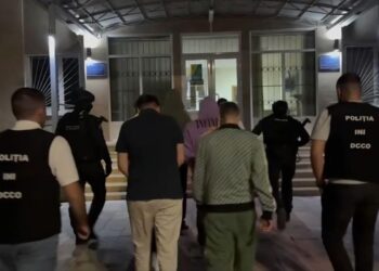 Полиция задержала восемь человек по подозрению в мошенничестве