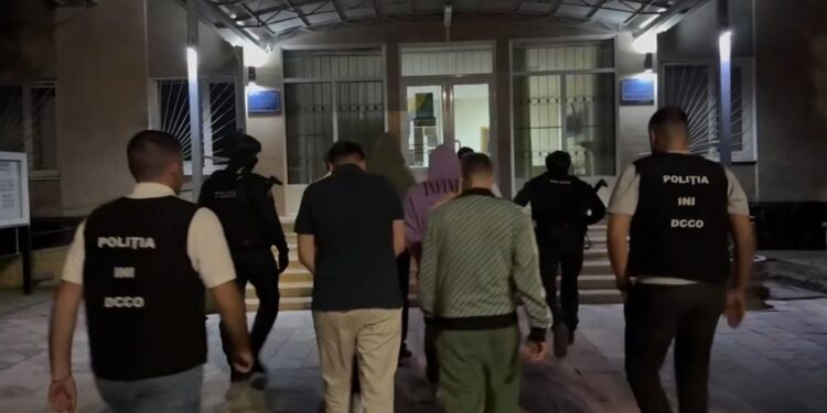 Полиция задержала восемь человек по подозрению в мошенничестве