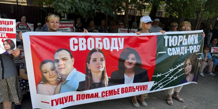 Новый день протестов у тюрьмы №13 в поддержку политзаключенных