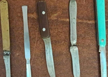 В Румынии гражданка Молдовы поймана с шестью ножами у здания парламента