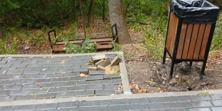 Вандализм в Кишиневе: Неизвестные повредили скамейку в парке