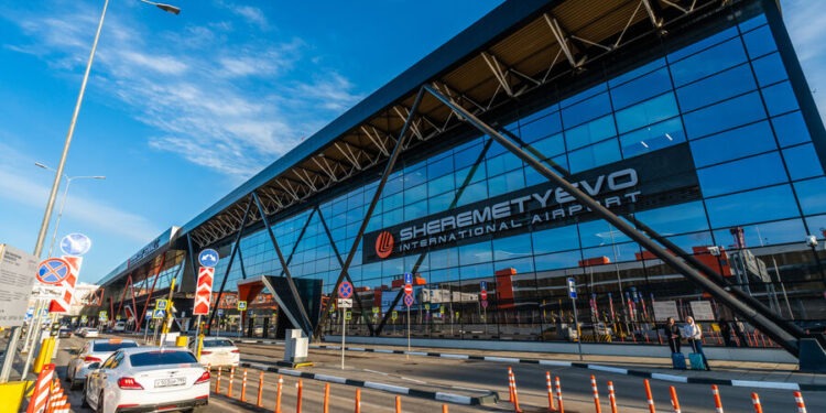 В Москве у самолета отвалилась часть хвоста перед вылетом