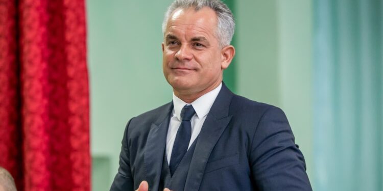 Ba nu sunt bani, ba nu sunt curse. Noi, scuze ale autorităților pentru care Plahotniuc încă nu-i acasă