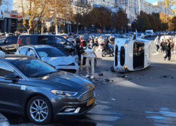 Серьезное ДТП в столичном секторе Рышкановка: одна машина перевернулась