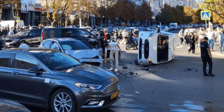 Серьезное ДТП в столичном секторе Рышкановка: одна машина перевернулась