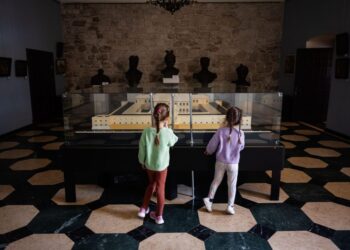 Пятилетняя девочка в Италии повредила скульптуру из золота стоимостью 30 тысяч евро