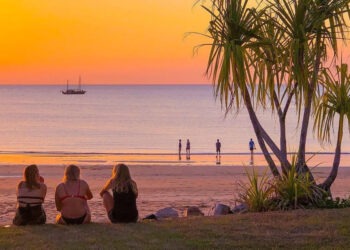 Один из популярных пляжей в Турции залило сточными водами