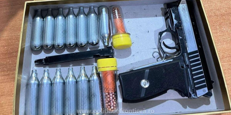 Moldovean prins cu armă neletală și contrabandă la PTF Oancea