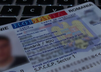 Cartea de identitate falsă, descoperită în bagajul unui pasager moldovean